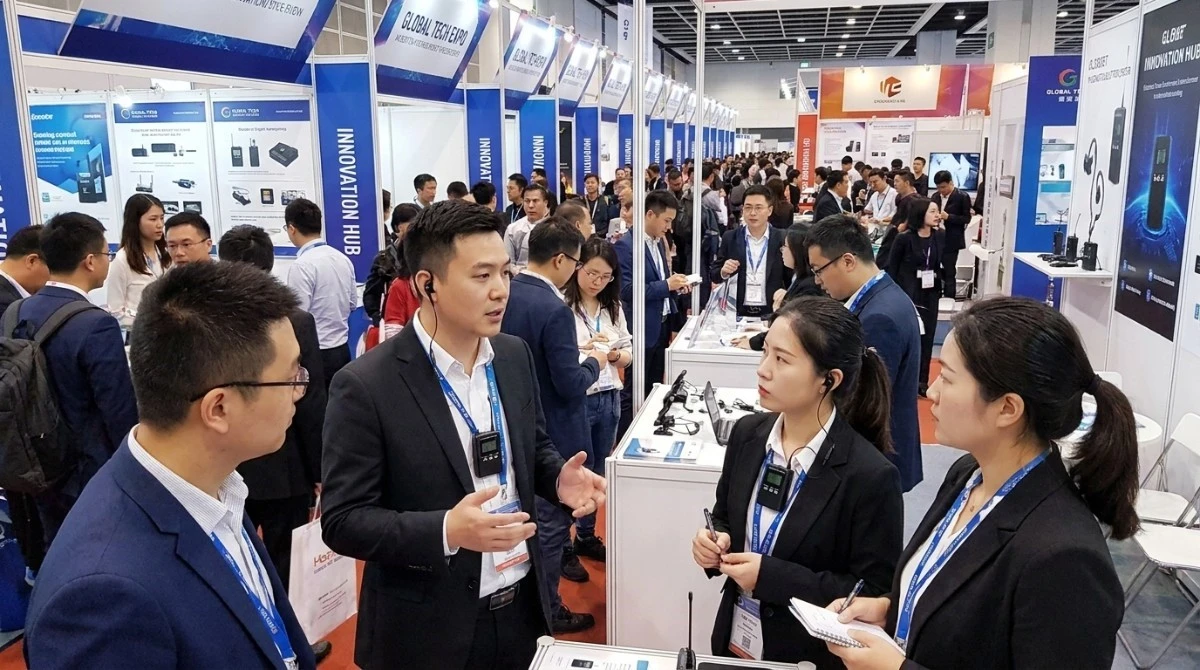 Exhibition staff coordinating between booths using a two-way wireless guide system Exhibition staff coordinating between booths using a two-way wireless guide system